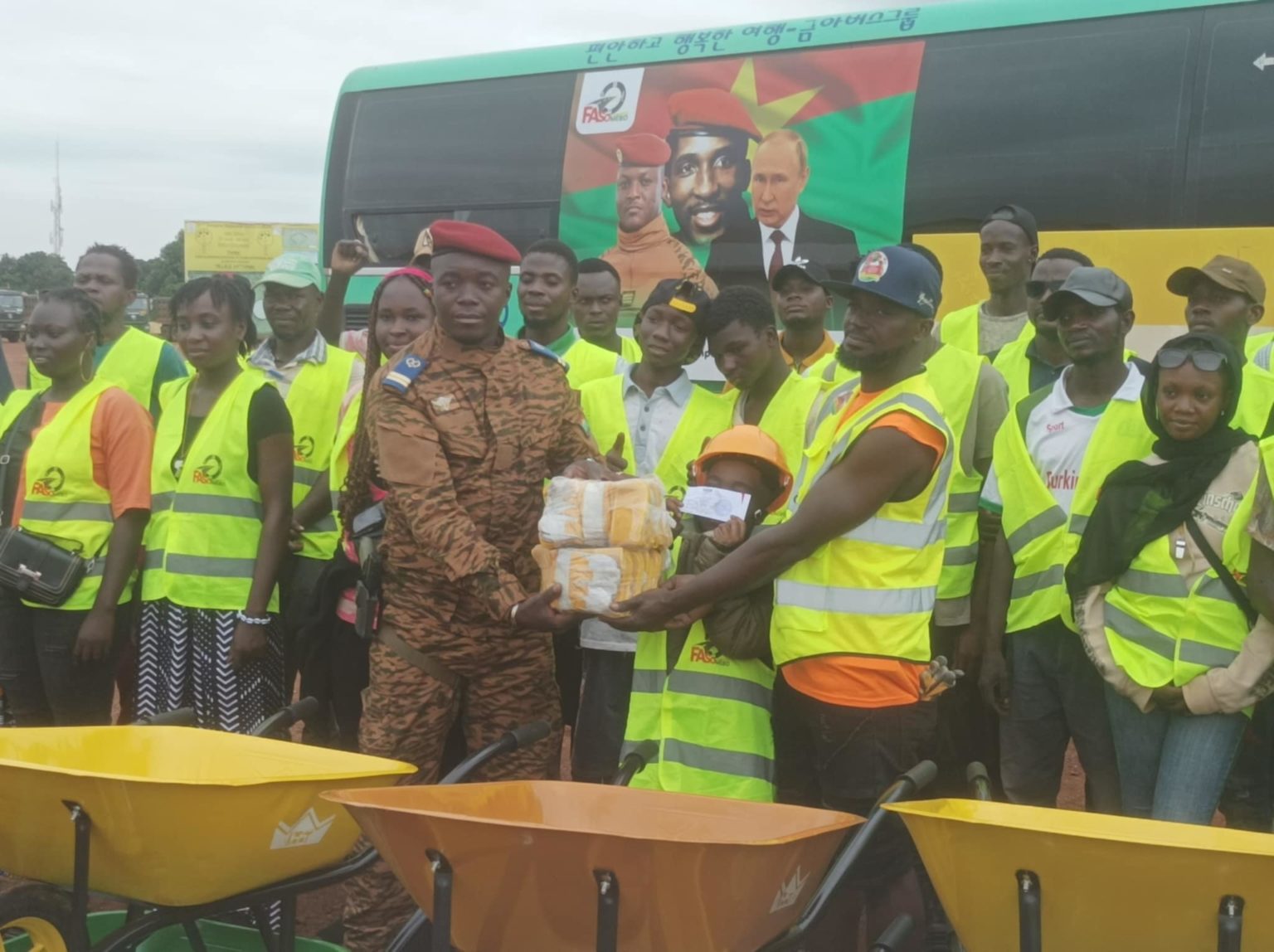 Bobo-Dioulasso : des jeunes de Ouagadougou offrent des outils et du ciment au QG de Faso Mêbo
