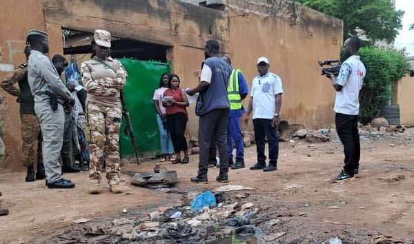 Pollution des rues à Ouagadougou : des serveuses vivent et cuisinent dans des conditions insalubres