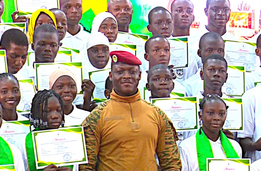 Journée de l’Excellence Scolaire 2025 : Mahaoua BAOULA/KANYOULOU sacrée Super Enseignante