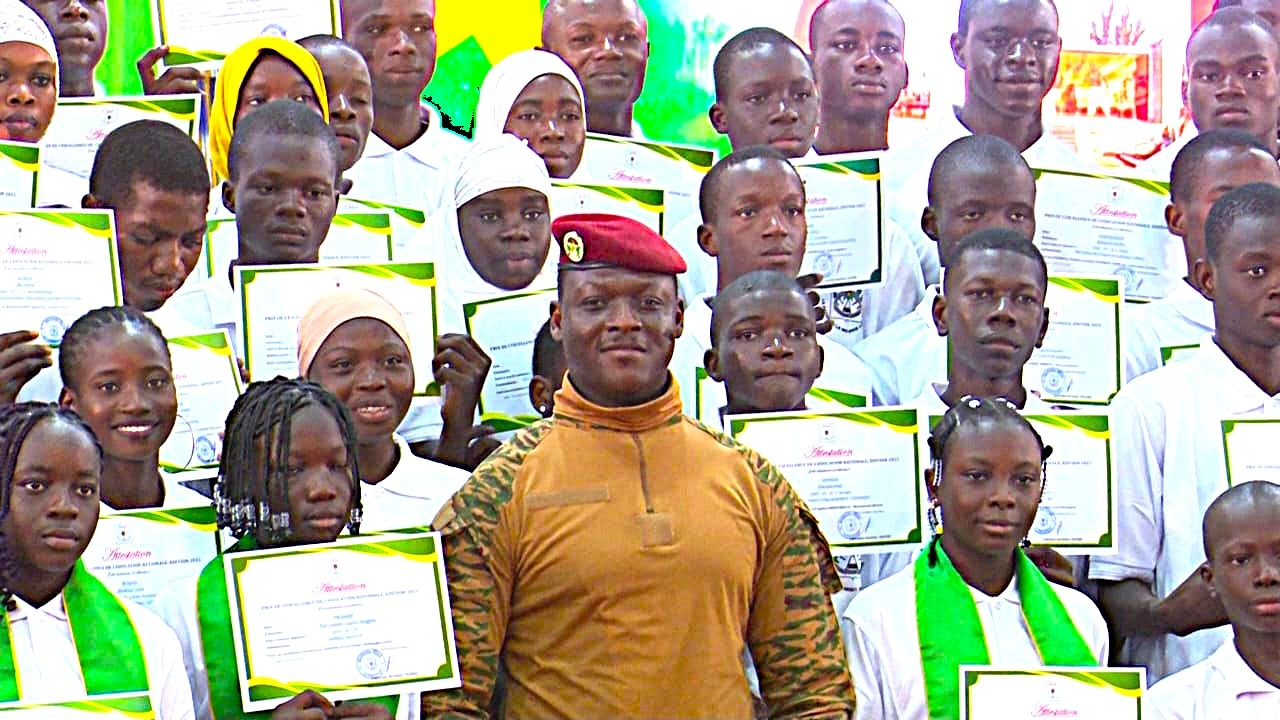 Journée de l’Excellence Scolaire 2025 : Mahaoua BAOULA/KANYOULOU sacrée Super Enseignante