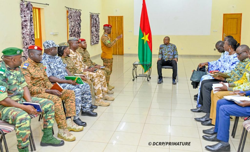 Echange entre le premier ministre, Rimtalba Jean Emmanuel Ouédraogo et les autorités administratives et militaires à Ouaga