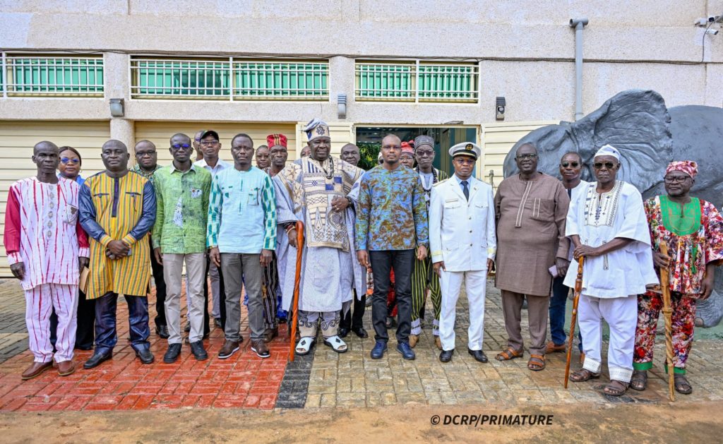 Le premier ministre et et le chef coutumier du canton sa majesté Bifaté II