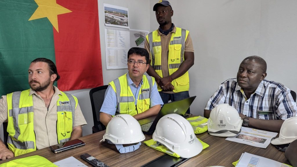 L'équipe de construction du stade de 15.000 places à Léguema