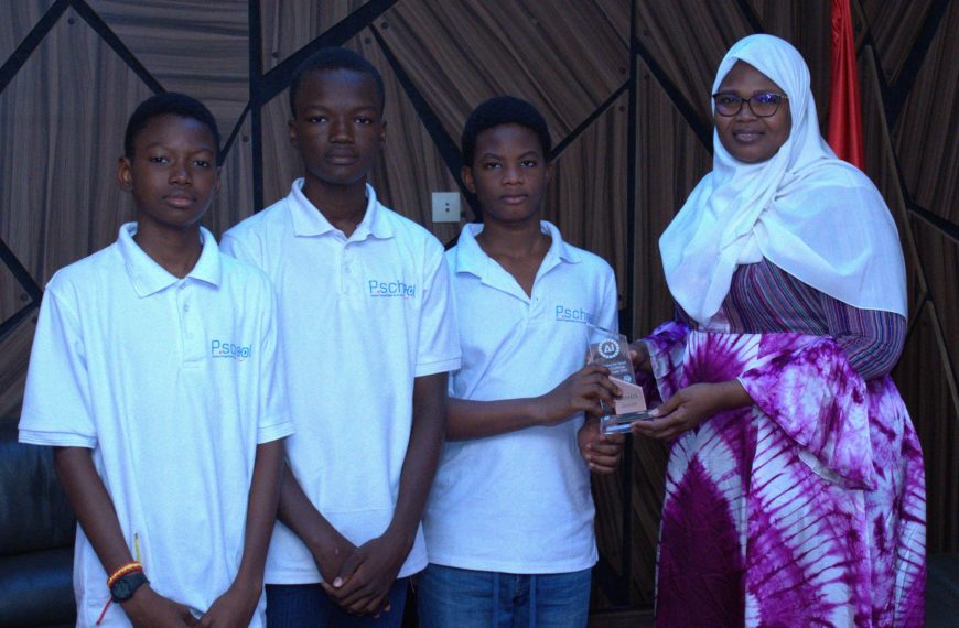 Robotics for Good Youth Challenge : les lauréats burkinabè présentent leur trophée à la ministre