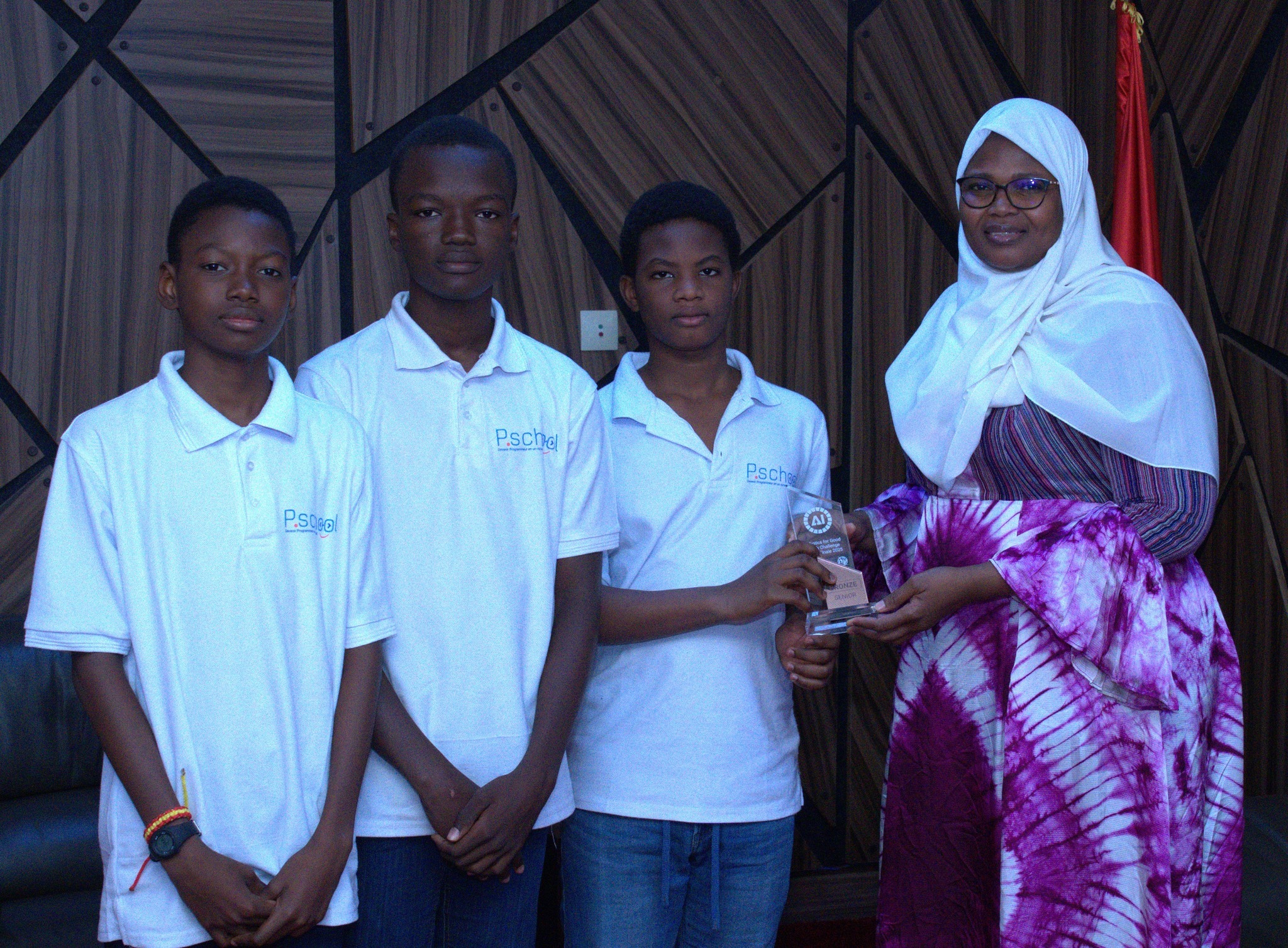 Robotics for Good Youth Challenge : les lauréats burkinabè présentent leur trophée à la ministre