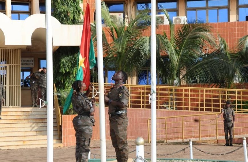 Montée des couleurs Burkina Faso : un appel à la persévérance et à la performance