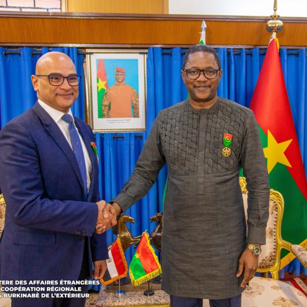 Coopération bilatérale : l’ambassadeur égyptien fait Officier de l’Ordre de l’Etalon