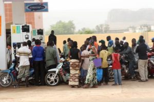 Pénurie de carburant au Mali : les cours suspendus dans tout le pays