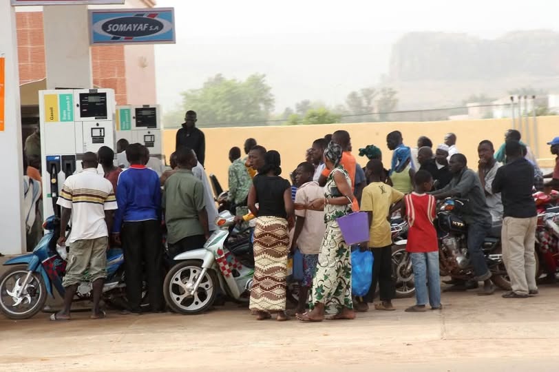 Pénurie de carburant au Mali : les cours suspendus dans tout le pays