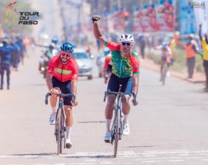Tour du Faso 2025 : Paul Daumont triomphe à Bobo-Dioulasso et endosse le maillot jaune