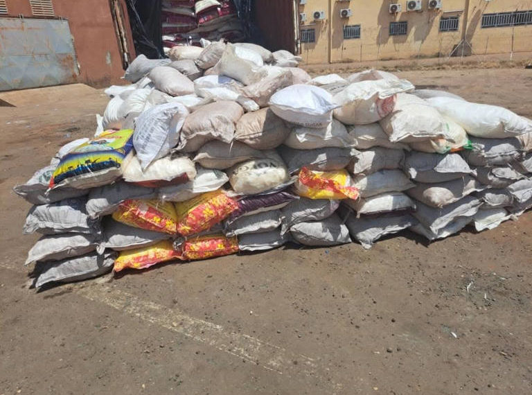 Saisie de cyanure au Burkina : la Douane intercepte 267 sacs dissimulés sous du riz à Cinkansé