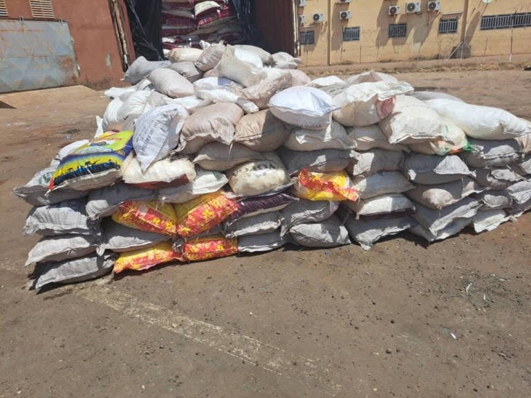 Saisie de cyanure au Burkina : la Douane intercepte 267 sacs dissimulés sous du riz à Cinkansé