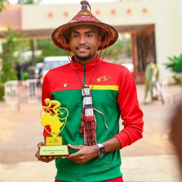 Cyclisme Paul Daumont : le « Meilleur coureur amateur africain » accueilli en héros à Ouagadougou