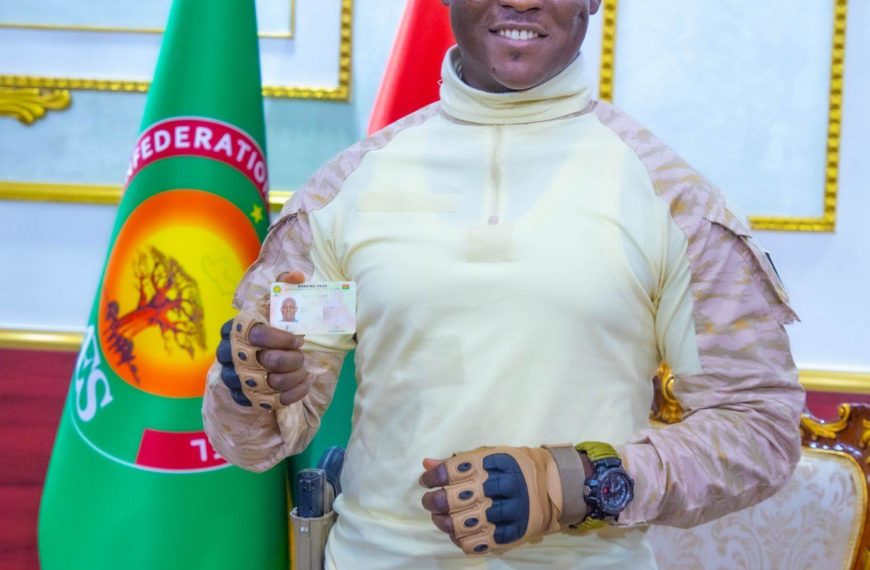 Carte d’identité biométrique AES : Le Burkina Faso lance officiellement le nouveau document avec l’enrôlement du Président