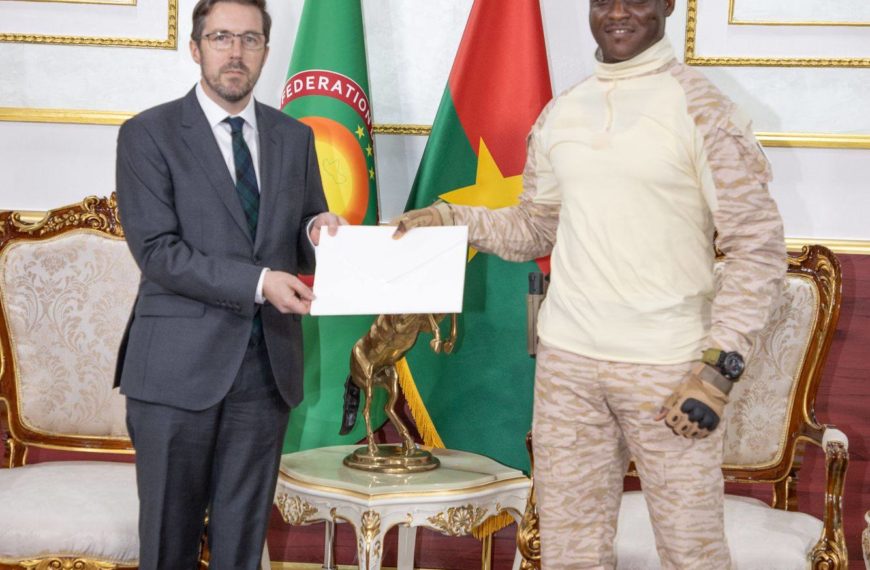 Présentation de lettres de créance : Angus Philip McKEE au Burkina Faso