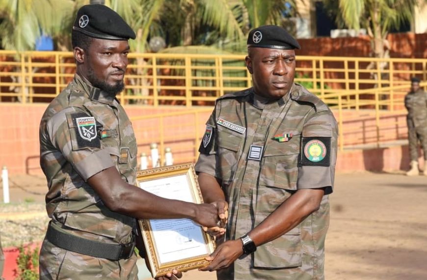 Douanes : montée des couleurs et consécration du mérite