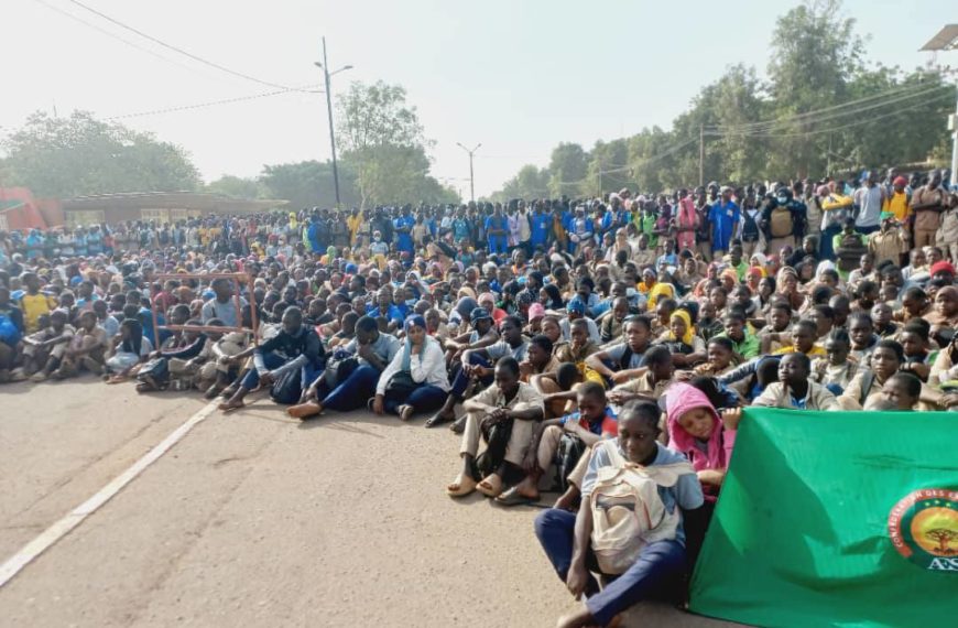Soutien des élèves au Président Traoré à Ouagadougou