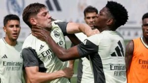 Le Real Madrid en crise après une bagarre sanglante entre Tchouaméni et Valverde. Découvrez les détails de l'incident qui a envoyé Valverde à l'hôpital.