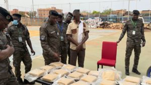 La douane burkinabè intercepte un important trafic de drogue entre Ouaga et Dakola. Plus de 46 kg de chanvre indien et 40 800 comprimés saisis.