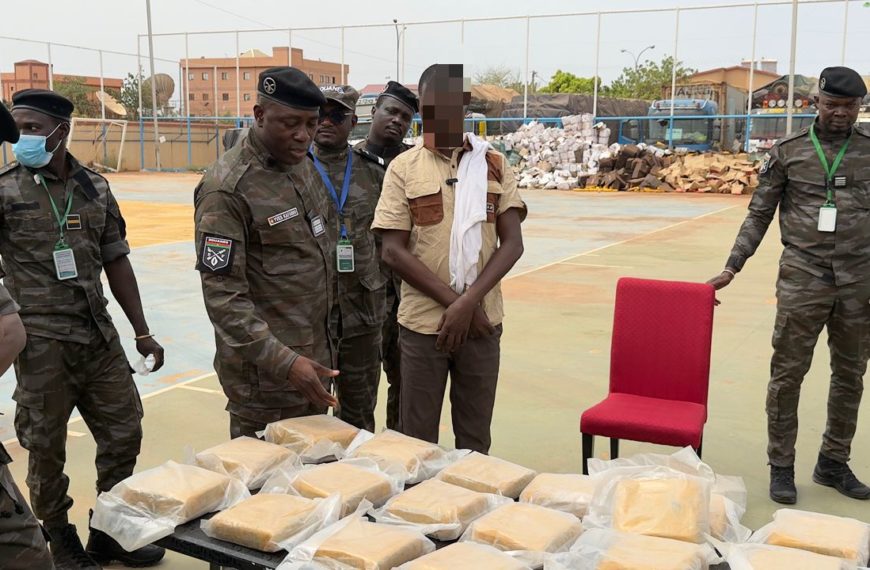 La douane burkinabè intercepte un important trafic de drogue entre Ouaga et Dakola. Plus de 46 kg de chanvre indien et 40 800 comprimés saisis.
