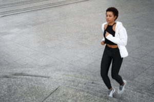 L'activité physique transforme votre santé mentale et booste votre productivité. Découvrez comment la science explique les bienfaits du sport sur le cerveau.