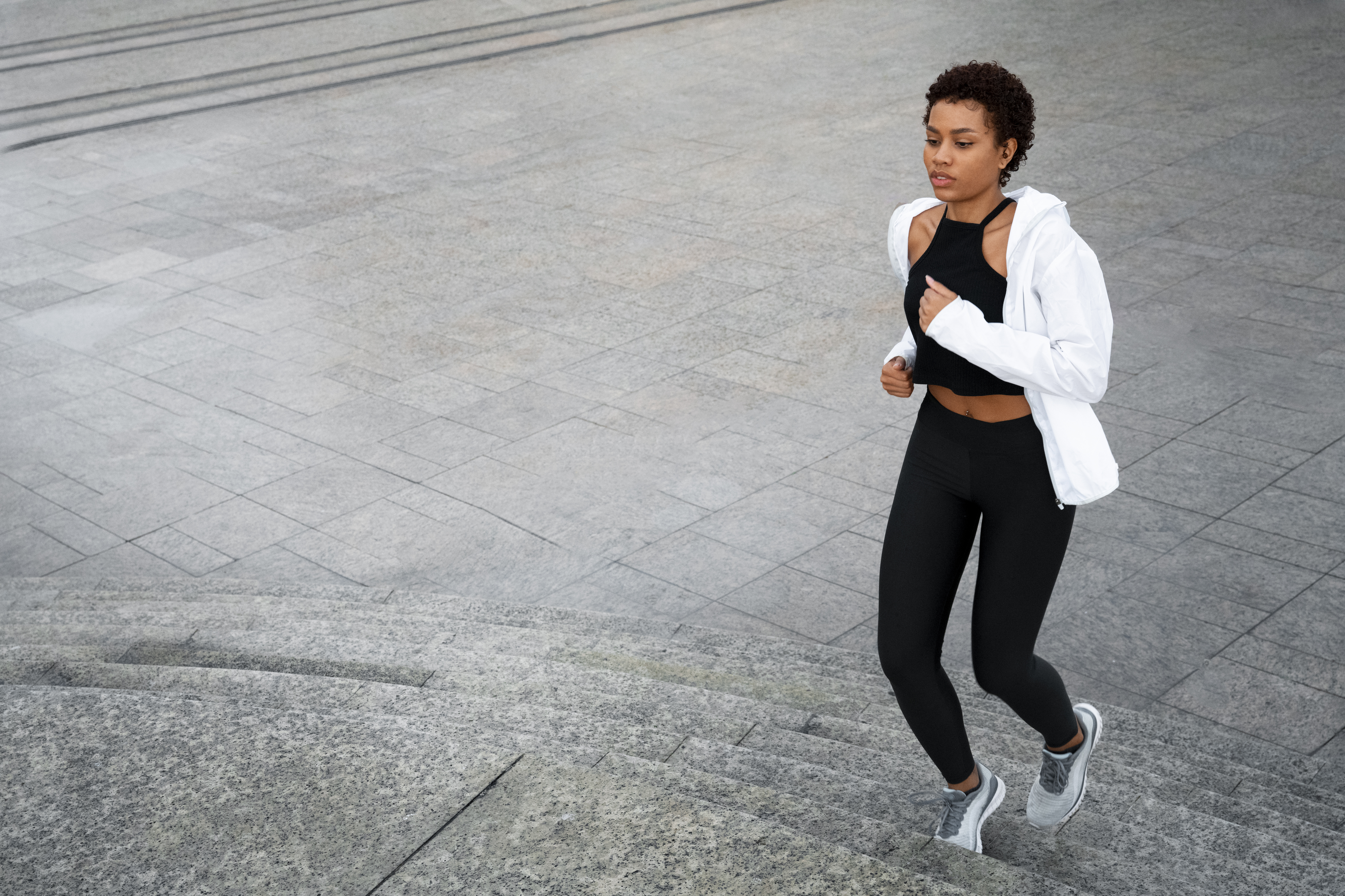 L'activité physique transforme votre santé mentale et booste votre productivité. Découvrez comment la science explique les bienfaits du sport sur le cerveau.